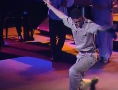 Δείτε το διάσημο ζεϊμπέκικο από Έλληνες χορευτές που έχει γίνει viral στο διαδίκτυο (βίντεο)